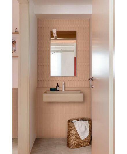 Revêtement sol_mur en grès cérame chez Marazzi_Crogiolo_Confetto teinte unie rosa et 3D savoiardo_salle de bains