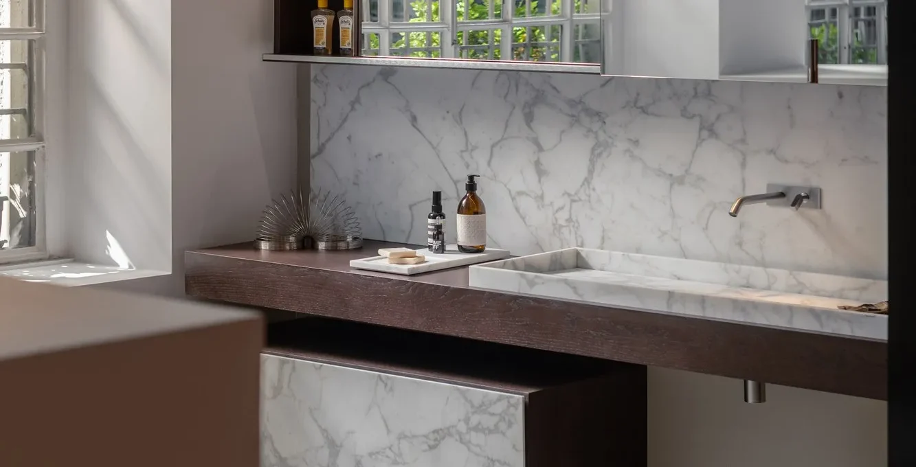 Total look Agape pour cette salle de bains avec lavabo semi-encastré 004 en marbre - Agape