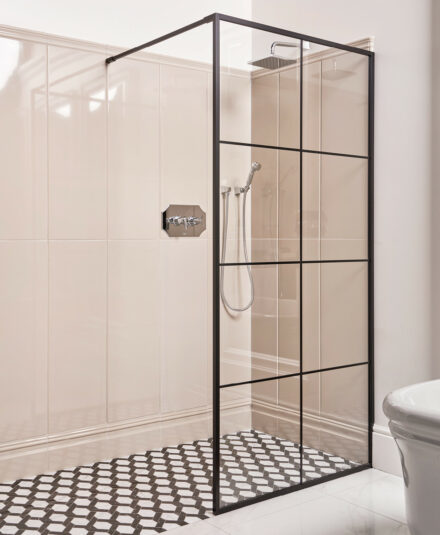Paroi de douche walk-in pour salle de bain luxe, finition or clair de chez Devon&Devon - Disponible chez Hydropolis